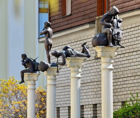 Ньїредьгаза, центр скульптури настрою (4 пори року, біля грекокат церкви)